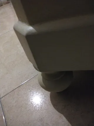 Cómoda beige de madera con cajón y puertas