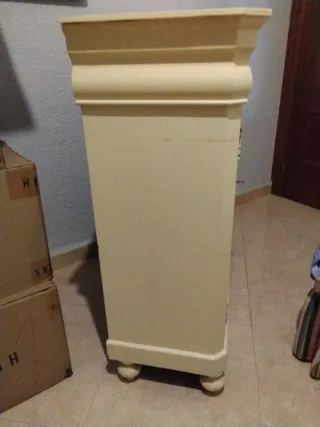 Cómoda beige de madera con cajón y puertas