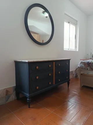 Cómoda, dos mesillas y espejo dormitorio