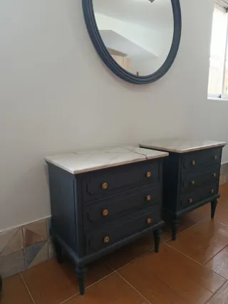 Cómoda, dos mesillas y espejo dormitorio