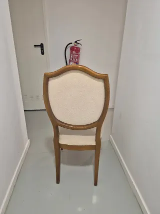 Seis sillas de salón tapizadas Haya