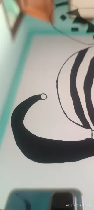 Cuadro con dibujo negro fondo espejo