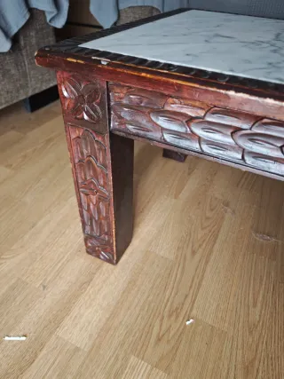 Mesa de centro de mármol y madera