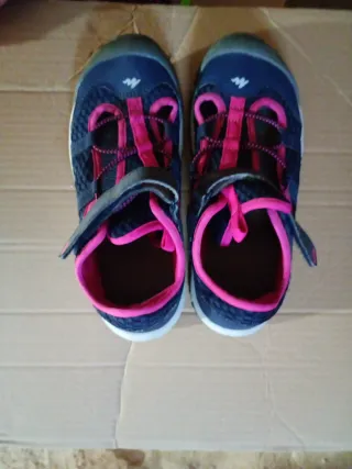 Sandalias rosas para niña