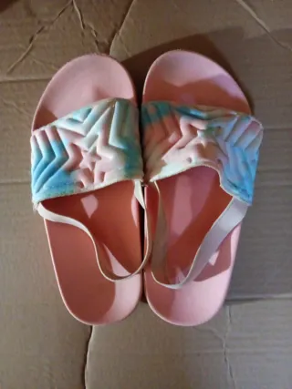 Sandalias rosas para niña