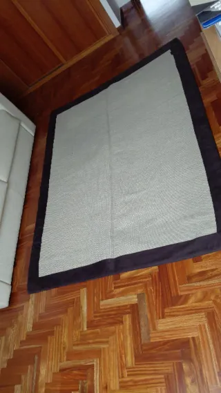 Alfombra de salón beige y marrón