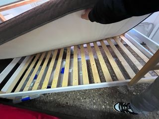 Litera de madera blanca y marrón