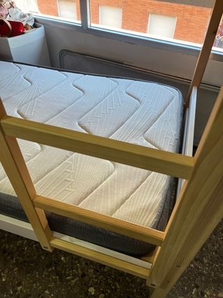 Litera de madera blanca y marrón