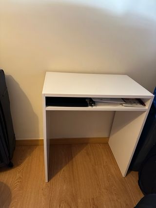 Silla de oficina ergonómica y escritorio blanco