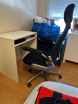 Silla de oficina ergonómica y escritorio blanco
