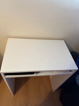 Silla de oficina ergonómica y escritorio blanco