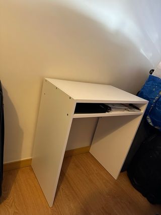 Silla de oficina ergonómica y escritorio blanco