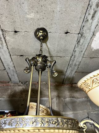 Lámpara de bronce clásica.