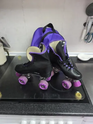 Patines 4 ruedas negros y morados Cony T.38