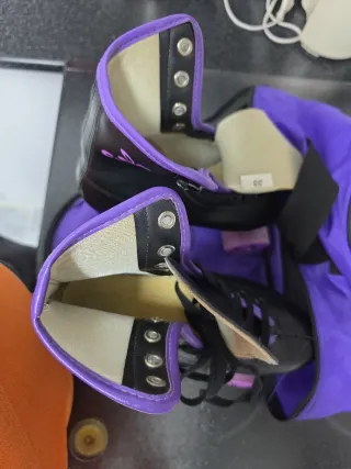 Patines 4 ruedas negros y morados Cony T.38