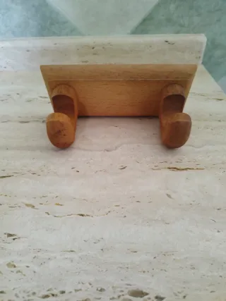 Colgador doble de madera