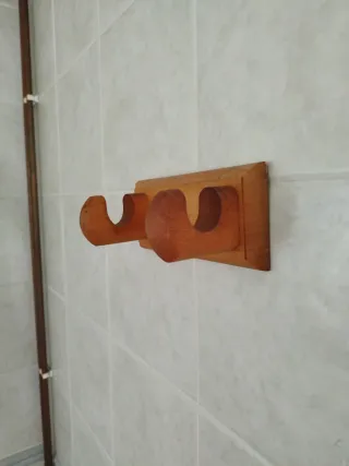 Colgador doble de madera