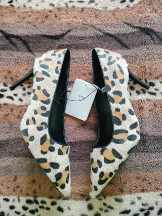 Zapatos tacón estampado animal print