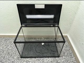 Pecera con tapa negra y luz