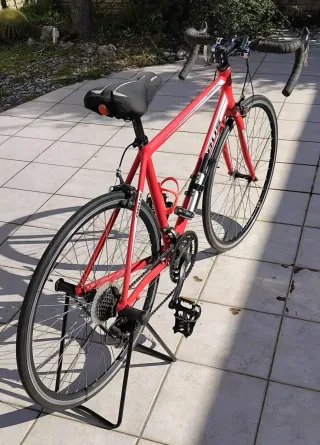 Bicicleta de carretera Orus roja