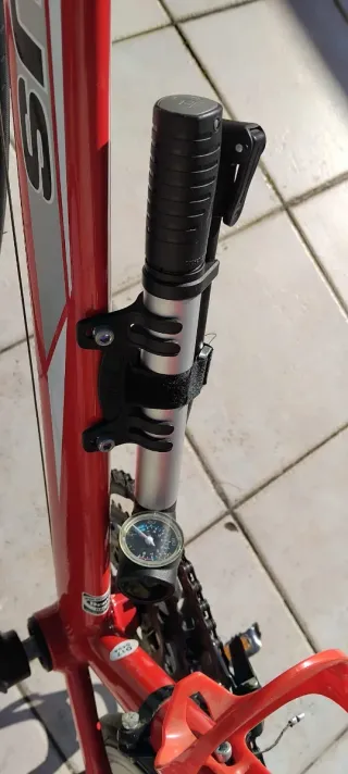 Bicicleta de carretera Orus roja