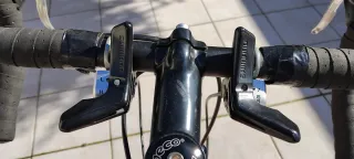 Bicicleta de carretera Orus roja