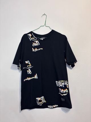 Camiseta Negra Talla S con Estampado Gráfico