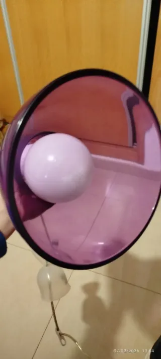 Lámpara colgante morada de cristal y plástico