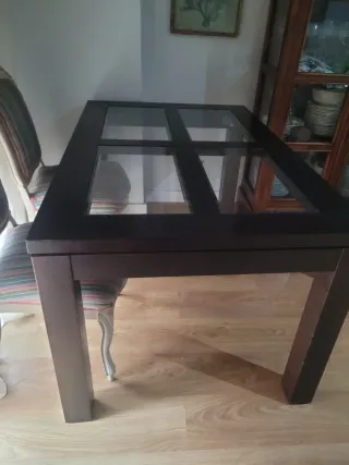 Mesa de comedor de madera y cristal
