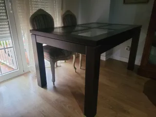 Mesa de comedor de madera y cristal