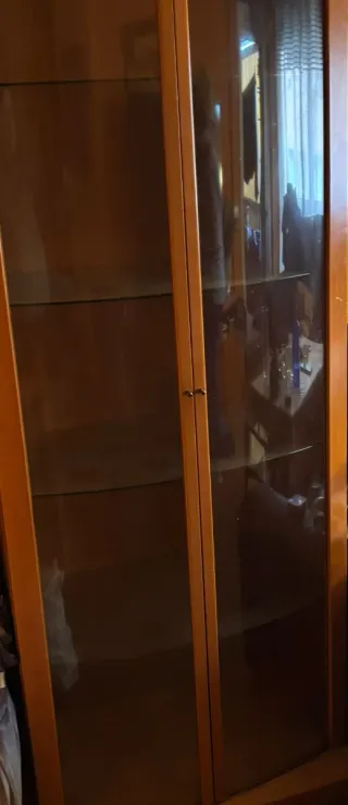 Vitrina de cristal y madera