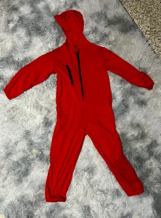 Disfraz rojo con capucha y cremallera