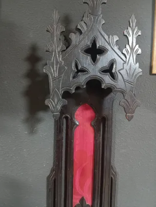 Capilla Neogótica Antigua Pared Madera Negra Roja