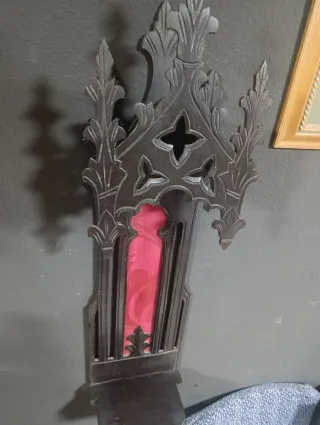 Capilla Neogótica Antigua Pared Madera Negra Roja