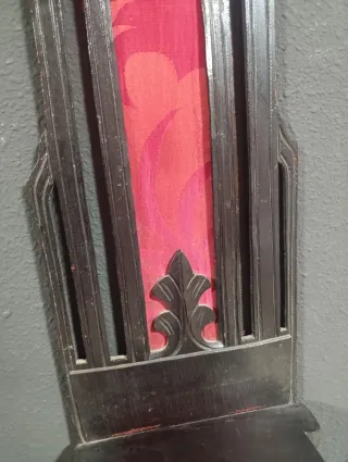 Capilla Neogótica Antigua Pared Madera Negra Roja