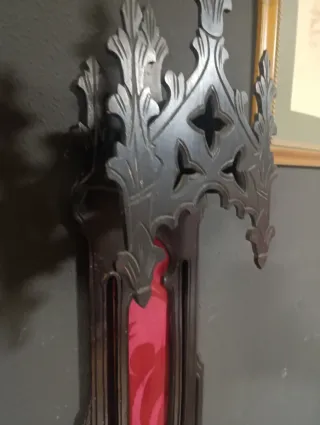 Capilla Neogótica Antigua Pared Madera Negra Roja