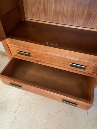 Aparador de madera con puertas de cristal