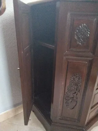 Cómoda de madera con cajones y puertas