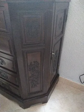Cómoda de madera con cajones y puertas