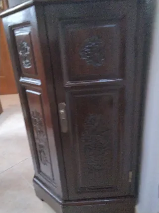 Cómoda de madera con cajones y puertas