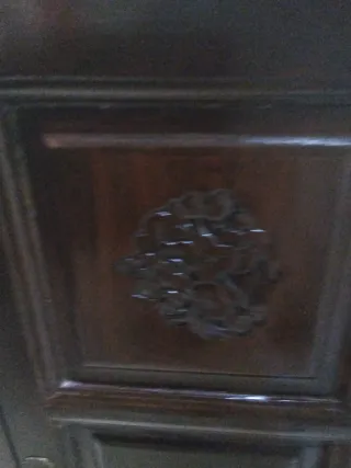 Cómoda de madera con cajones y puertas