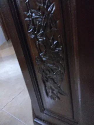 Cómoda de madera con cajones y puertas