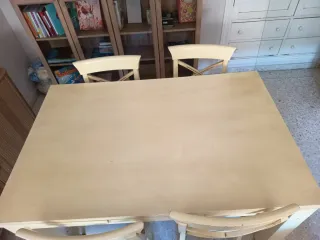 Mesa de pino y 4 sillas