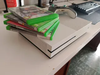 Xbox One S + FIFA 21 e 3 giochi in più