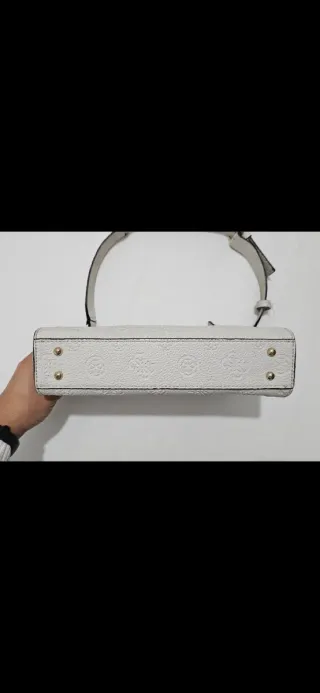 Bolso Guess en muy buenas condiciones.