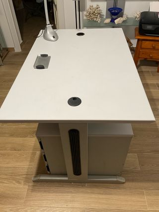 Mesa de oficina metálica