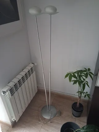 Lámpara de pie doble plateada