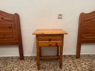 Mesita de noche de madera con 2 cabezales