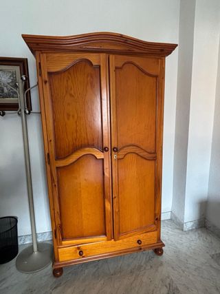 Escritorio de madera de pino