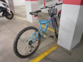 Bicicleta MTB azul con cesta